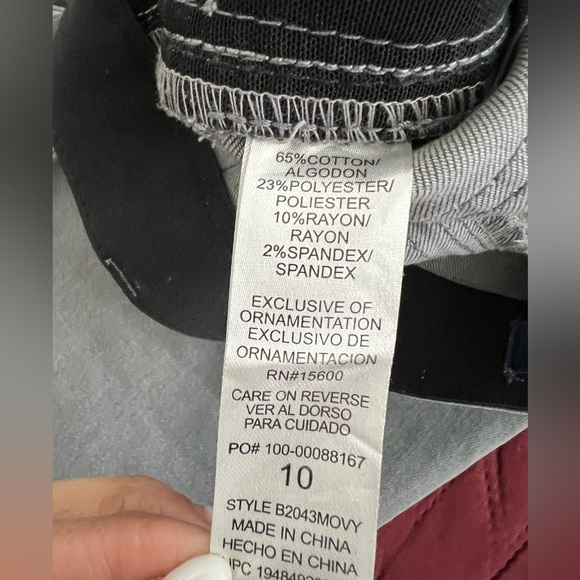 DEMOCRACY Ab Solution skinny crop jeans with embellishments near the hem. EUC 10 - Picture 6 of 10